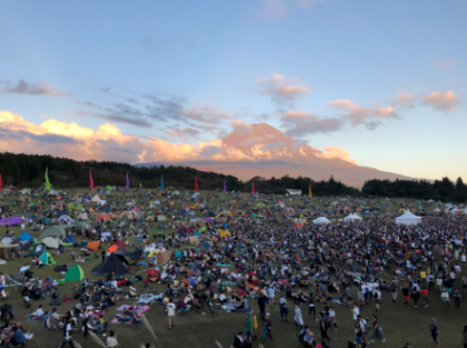 朝霧JAM2018、夕日に染まる富士山とイベント会場